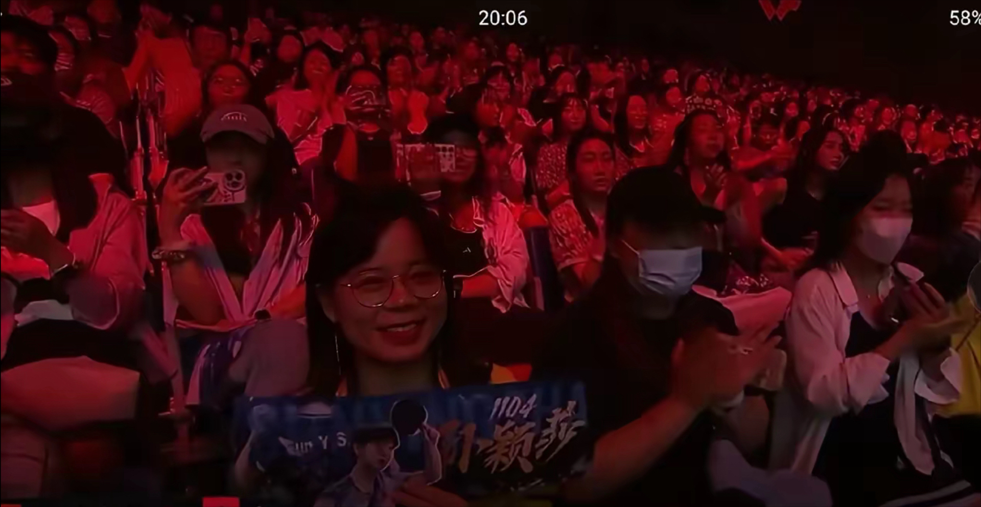 现场观众沸腾，为偶像队伍加油