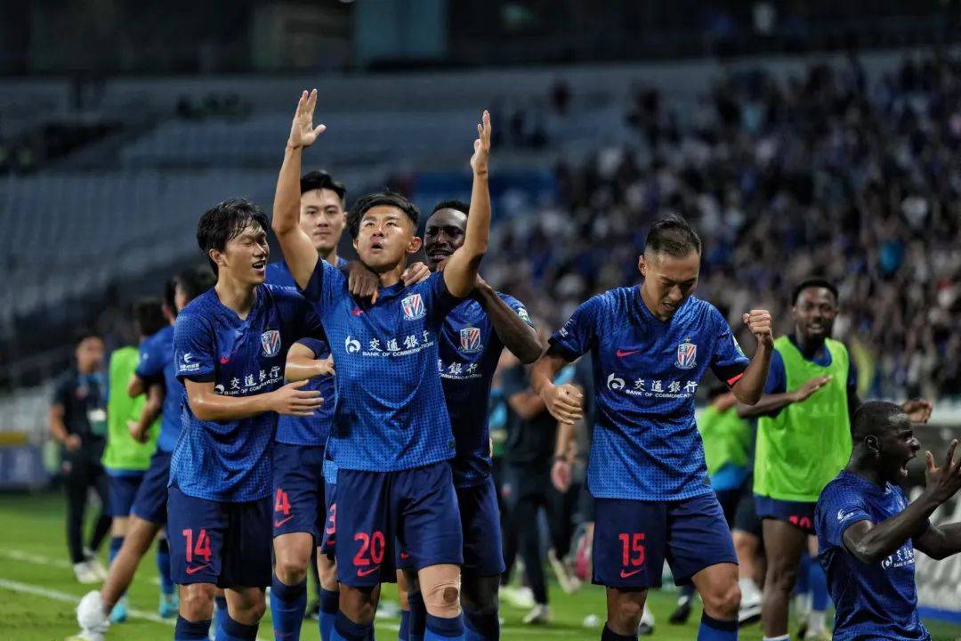 关于上海申花战胜对手，稳固积分榜第一的信息