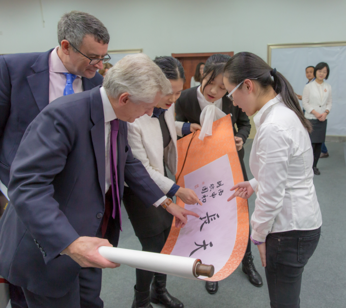 英国代表团斩获金牌，光芒四射
