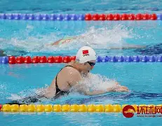 巴哈马选手勇夺女子珍妮环游泳比赛季军
