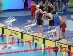 巴哈马选手勇夺女子珍妮环游泳比赛季军