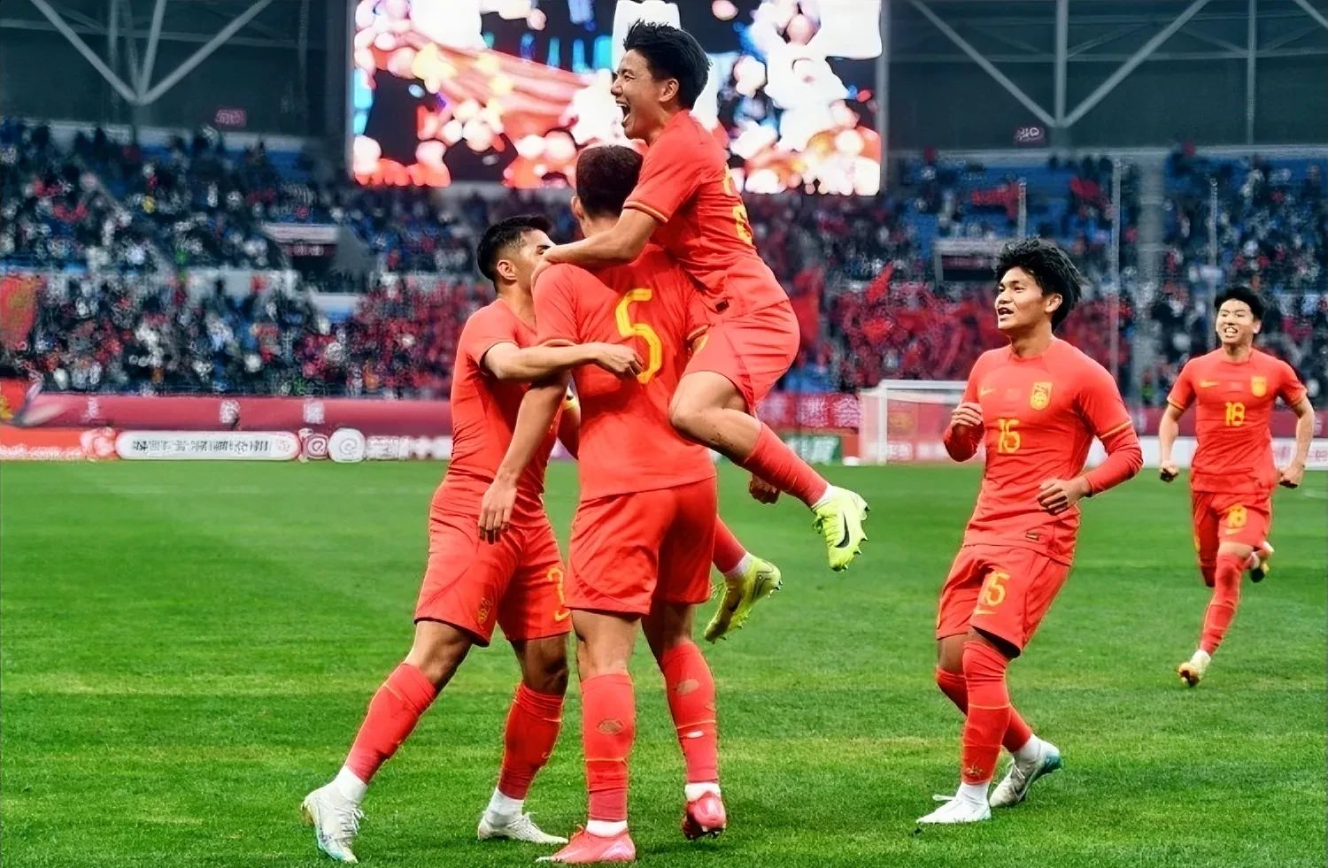 中国足球联赛场上对决惊心动魄，球迷欢呼雀跃