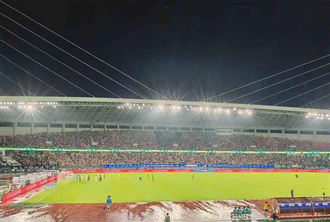 武汉三镇战：绿城、建业、蓝鲸齐聚一堂