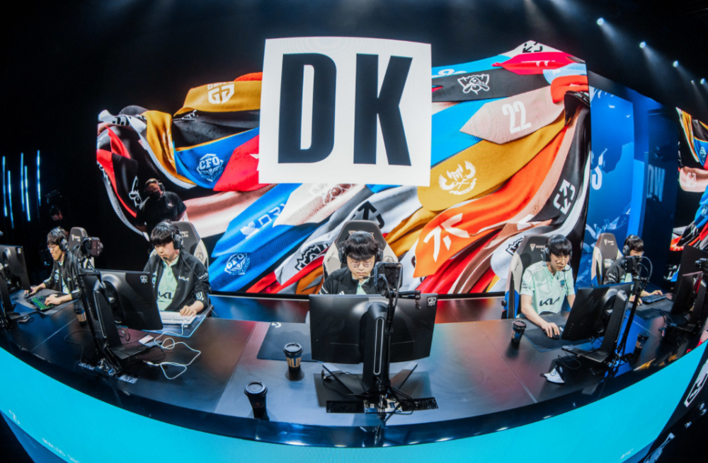 开云体育在线-RNG横扫DK，Keria线上压制力十足顶尖较量小组赛，强势挺进下一轮