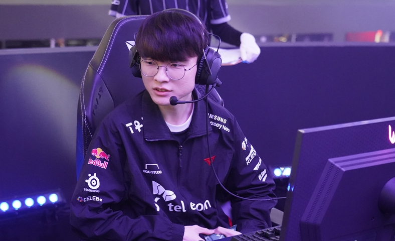 T1轻取KT，Zeus操刀奇招英雄翻盘峡谷大战八强赛，技惊四座