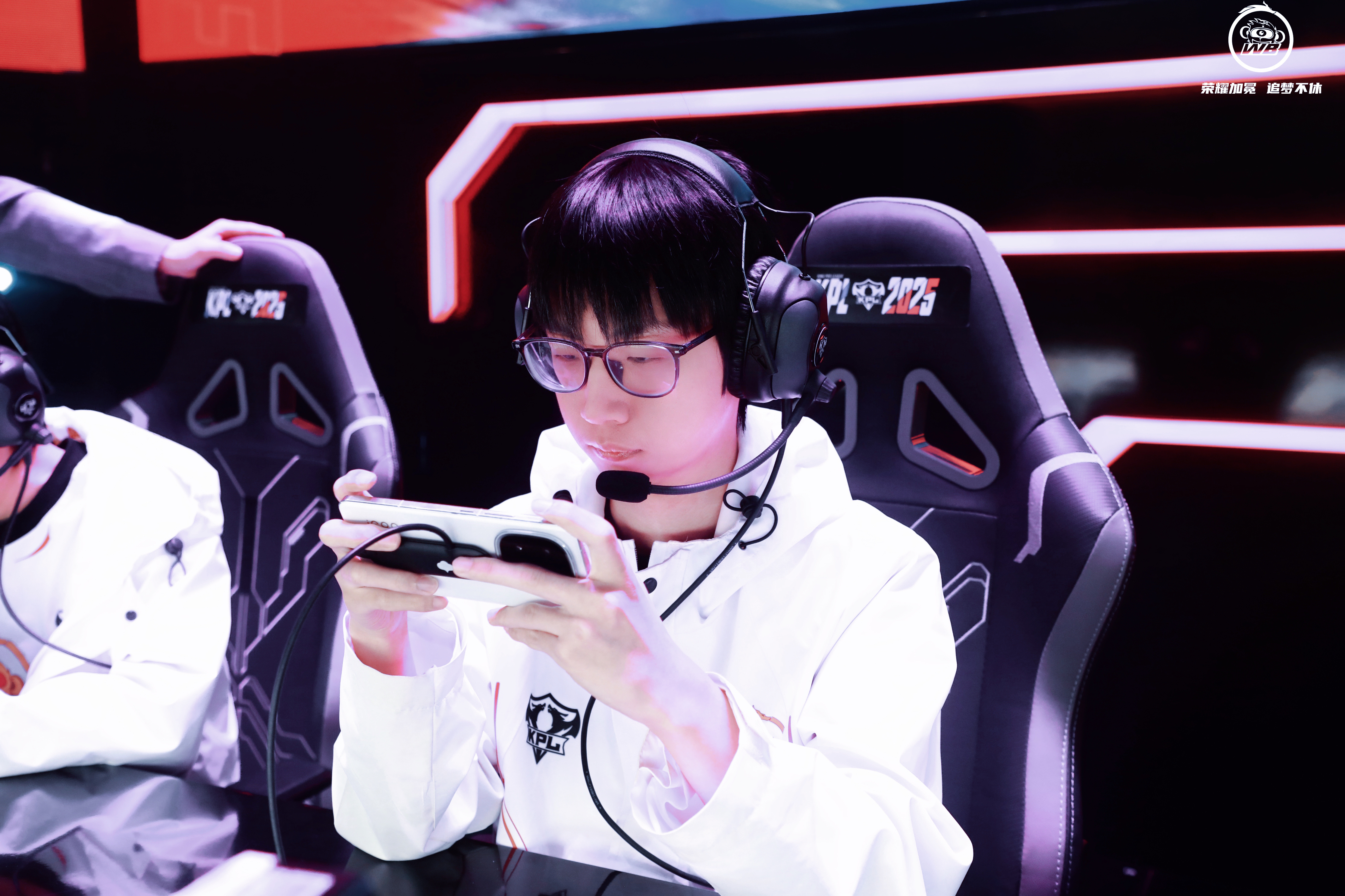 WBG翻盘HLE，Elk单局斩获MVP激烈交锋八强赛，点燃全场激情的简单介绍