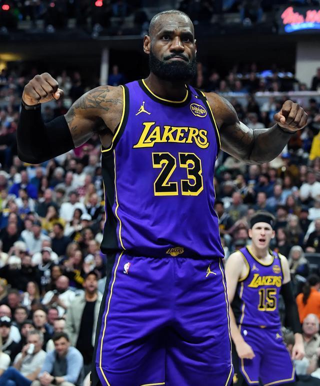 开云体育在线-湖人大胜快船，詹姆斯展现霸气领袖风范