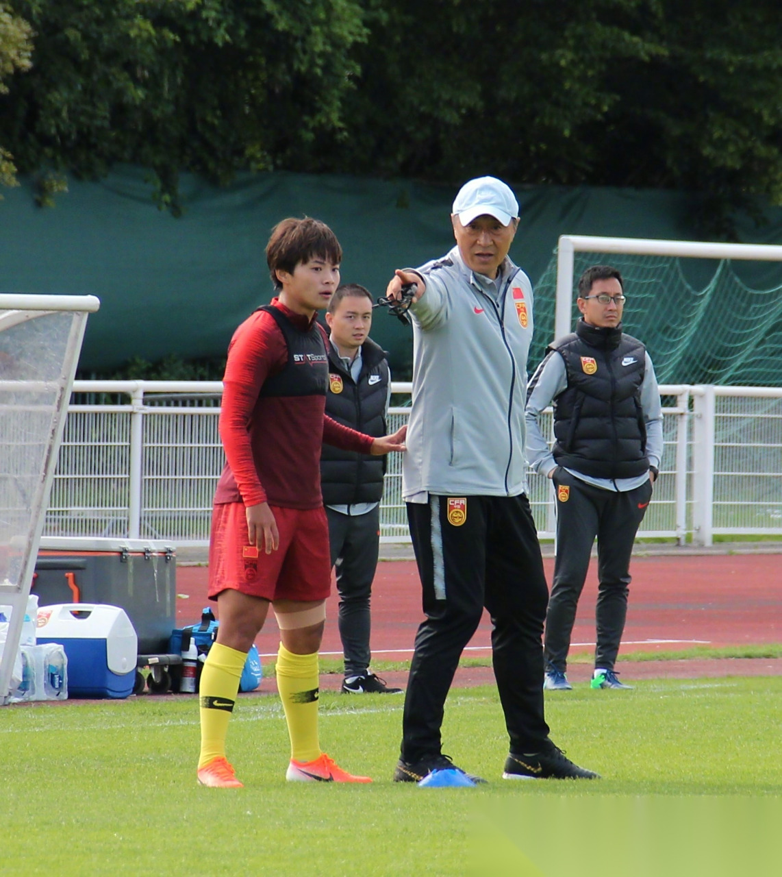 摩纳哥女足队员接受健康检查