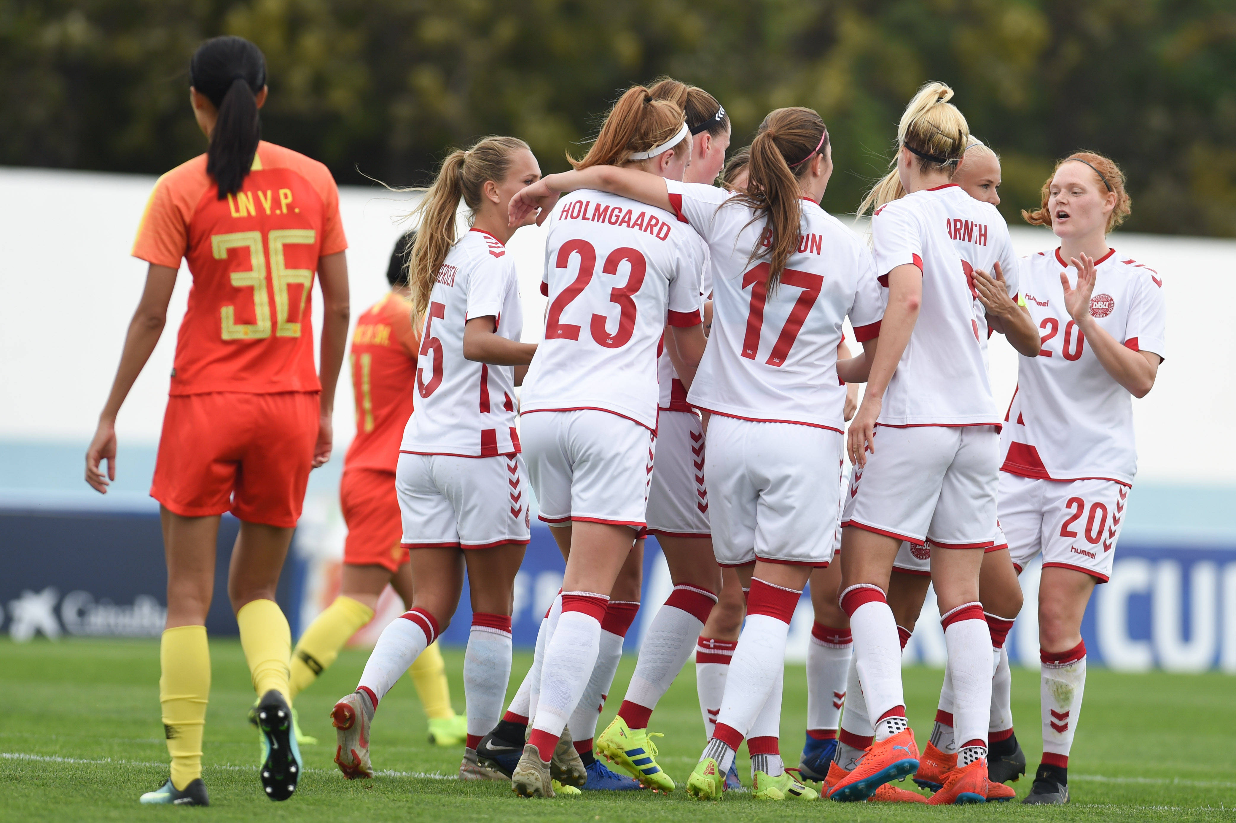 日本女足迎战英格兰，赛况激烈